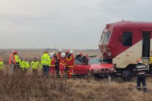 Tânăr în stare gravă după ce maşina în care se afla a fost lovită de tren, lângă Timişoara