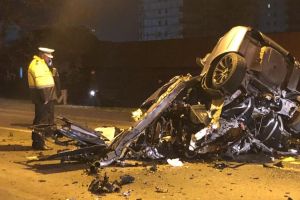 Accident teribil pe strada Industriei din Bistriţa. Un şofer a murit lovind pasarela, maşina e zob