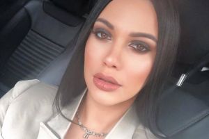 Betty Stoian s-a pozat cu sânii la vedere, la două luni după ce a născut! Reacţia incredibilă a internauţilor: ”Lăsaţi-o, băi, în pace!”