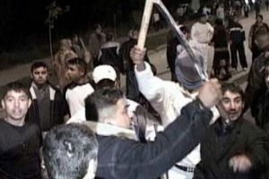 VIOLENŢE în inima Italiei! RĂZBOIUL ROMÂNO-ROMÂN i-a şocat pe italieni. Carabinierii au intervenit în forţă. News alert