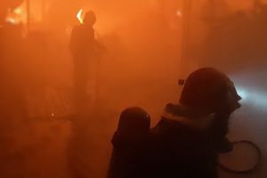 Incendiu la o pensiune din Biharia: 17 persoane au fost evacuate, mai multe victime intoxicate cu fum