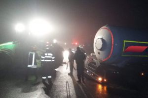 PANICĂ. Cisternă cu 22.000 l de gaz, derapată în judeţul Satu Mare