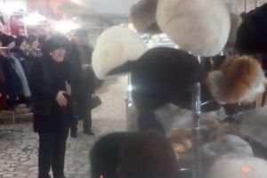 Şosete pentru darurile lui Moş Nicolae, la târgul de la Casa Cărţii