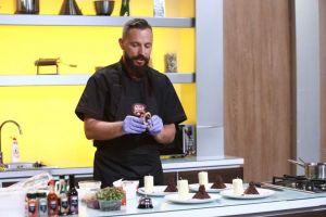 Bucătarul din Alba Iulia care a reinterpretat într-o farfurie ”Cetatea Alba Carolina” şi a uimit la ”Chefi la cuţite”: Acesta spune că bucătăria e amanta lui