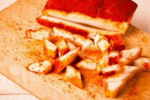 Cum facem cea mai bună slăninuţă fiartă cu usturoi şi boia, deliciul săţios care nu poate lipsi de pe masa de Crăciun