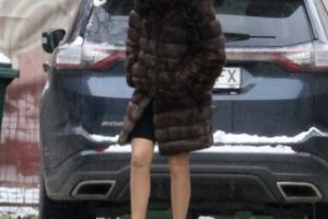 Brigitte, echilibristică pe gheaţă cu tocuri cui. Cum se îmbracă vedetele pe ger!