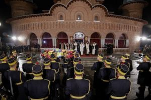 Un an de la moartea Regelui Mihai. Parastas la Curtea de Argeş