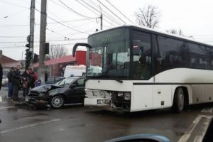 Accident la Scorteni, intre un autoturism si un autobuz care transporta angajati ai Parcului Industrial Ploiesti