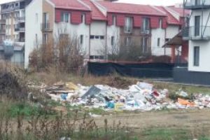 Baia Mare: Constructorul unui imobil de locuinte si-a “uitat” gunoiul langa imobilul construit. Locuitorii de pe Marasesti au sesizat redactia ZiarMM.ro