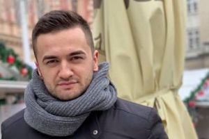 Un tânăr s-a SINUCIS intrând cu MAȘINA ÎN STÂLP. Poliţia au crezut că a fost un accident rutier, dar SOȚIA a făcut dezvăluiri TULBURĂTOARE. 