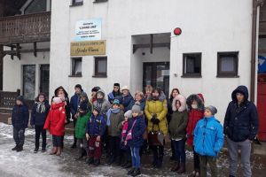 Elevii şi preşcolarii de la Stroieşti au donat alimente Centrului de zi de la Asociaţia ...