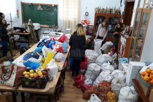 Elevii de la Dumbrăveni au donat fructe şi legume unui centru de bătrâni şi  spitalului ...