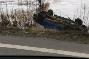 Un autoturism scăpat de sub control s-a răsturnat la intrare în Iţcani