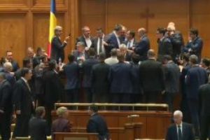 VIDEO – Scandal in Parlament. Opozitia a cerut revocarea lui Dragnea de la sefia Camerei, insa Iordache a refuzat
