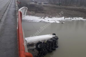 FINTA: Un camion a căzut de pe un pod, în râul Ialomiţa