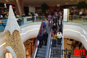 FOTO&VIDEO. Înghesuială la noul mall. Vânătoare de oferte şi cadouri