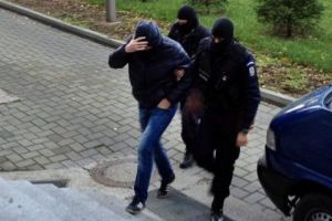 Tânăr de 18 ani, prins cu droguri în buzunar. S-a ales cu dosar penal