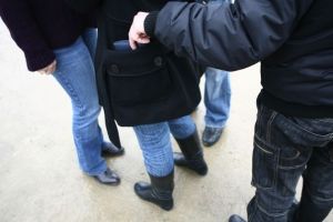 ATENȚIE! A început sezonul furturilor din buzunare şi genţi. Ce spune Poliţia