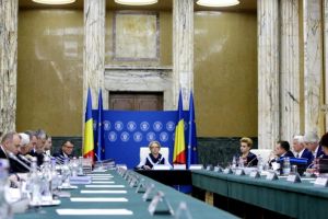 Nu mai sunt bani: Guvernul vrea să îngheţe angajările şi valoarea tichetelor de vacanţă, sistează primele şi amână creşterea pensiilor