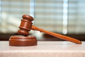 Bărbatul din Munţii Apuseni, care a omorât în bătaie un vecin din cauza unei idile cu o femeie, trimis în judecată pentru omor