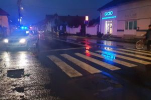 FOTO, VIDEO. Pieton rănit după ce a fost lovit de o maşină, în Alba Iulia