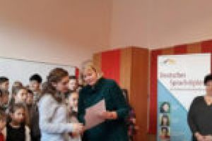 Birgite Soldenwagner a oferit azi la Caransebeş certificate de limba germană. Moş Nicolae a venit de la Consulatul German din Timişoara!