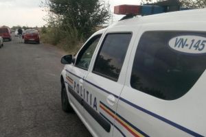 Un şofer băut a intrat cu maşina într-un parapet, la Adjud