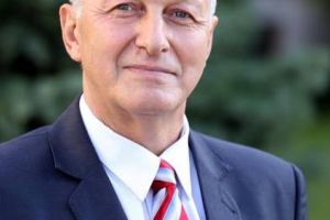 Generalul (r) Virgil Bălăceanu, decorat de preşedintele Klaus Iohannis