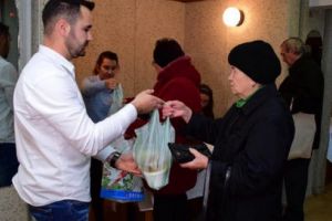 Peste 1.000 de târgumureşeni beneficiază de două ori pe săptămână de o masă caldă!