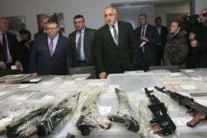 Arsenal impresionant descoperit de poliţişti. Sunt implicaţi iranieni VIDEO