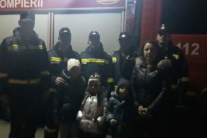 În aşteptarea lui Moş Nicolae, copiii au primit vizita neaşteptată a pompierilor