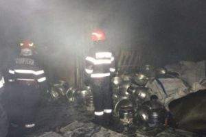 Incendiu puternic la un depozit din Bucureşti