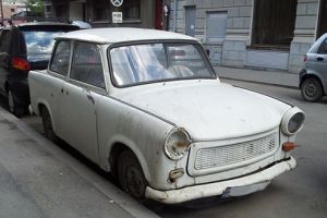 Prinşi în flagrant în timp ce încercau să demonteze un Trabant