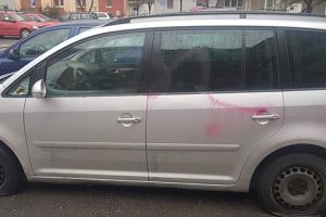 Maşina unui blogger hunedorean vandalizată