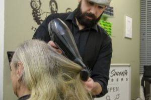 Premiu pentru românul care îi tunde gratis pe oamenii străzii din Marea Britanie