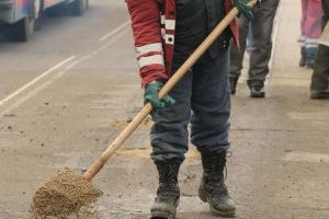 Trei bărbaţi din Samarineşti, acuzaţi că au furat tone de material antiderapant