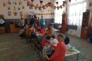 Preşcolarii de la Grădiniţa cu Program Normal  din Bălceşti, în aşteptarea lui Moş Nicolae