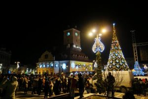 Un copil rătăcit în mulţimea din Piaţa Sfatului, şi-a găsit părinţii cu ajutorul poliţiştilor locali