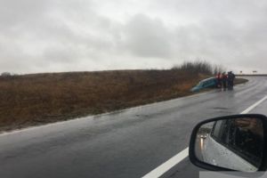 Nu a adaptat viteza la condiţiile de drum şi a ajuns cu maşina în şanţ