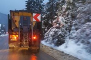 Meteo: -8 Celsius la Petrova, Targu Lapus si Borsa. Drumarii au intervenit cu 13 utilaje pe mai multe sosele din Maramures