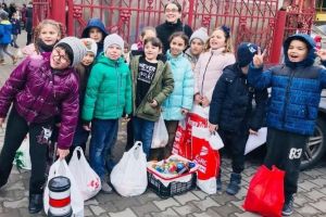 FOTO. Acţiuni caritabile ale elevilor de la Liceul ”Regina Maria” din Alba Iulia: 100 de pachete cu alimente, donate nevoiaşilor
