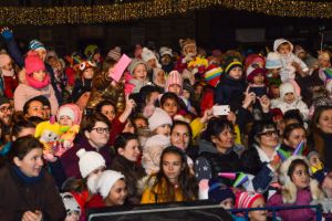 Seară magică pentru copiii arădeni alături de Moş Nicolae! S-au aprins şi luminiţele din pomul de Crăciun din faţa Primăriei (GALERIE FOTO)
