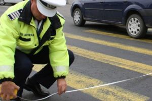 ULTIMĂ ORĂ: A vrut să ocolească dispozitivele de calmare a traficului şi a intrat în stâlp