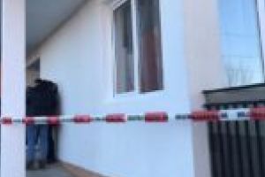 Descoperire şocantă într-un bloc din Oraviţa! Un poliţist şi iubita lui, găsiţi decedaţi în casă!