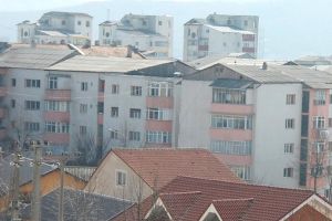 Pe acoperişurile blocurilor ar trebui să scrie „Fugiţi!”: Reţeta vasluiană de dat în cap