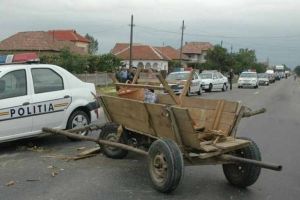 ACCIDENT pe DN75, în comuna Scărişoara: Căruţă acroşată de un autoturism în timpul unei depăşiri