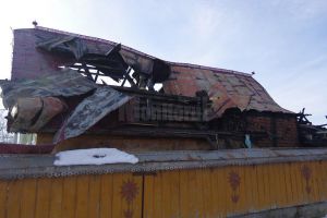 Părinţii şi copiii rămaşi fără casă vor fi mutaţi în dispensarul medical