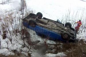Un autoturism scăpat de sub control s-a răsturnat pe cupolă, la ieşirea din Suceava spre ...