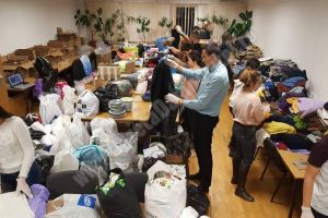 “Îmbrăcăm Târgoviştea” – Prin Rotaract, donaţiile târgoviştenilor au ajuns la persoanele fără adăpost şi la bolnavii fără aparţinători