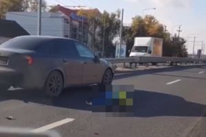 Biciclist la spital după ce a traversat pe roşu şi a fost lovit de maşină, la intrare în Ghiroda